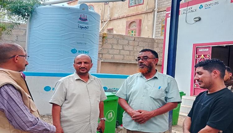 مدير عام قعطبة يناقش مع مدير مشروع الأشغال - اليونبس فرع عدن تقييم احتياجات المياه لمستشفى السلام
