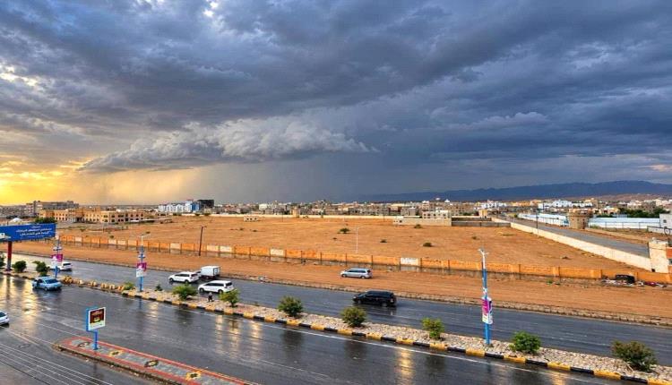 المحافظ بن الوزير يوجه بتقييم آثار الأمطار والسيول ورفع مستوى الجاهزية في شبوة