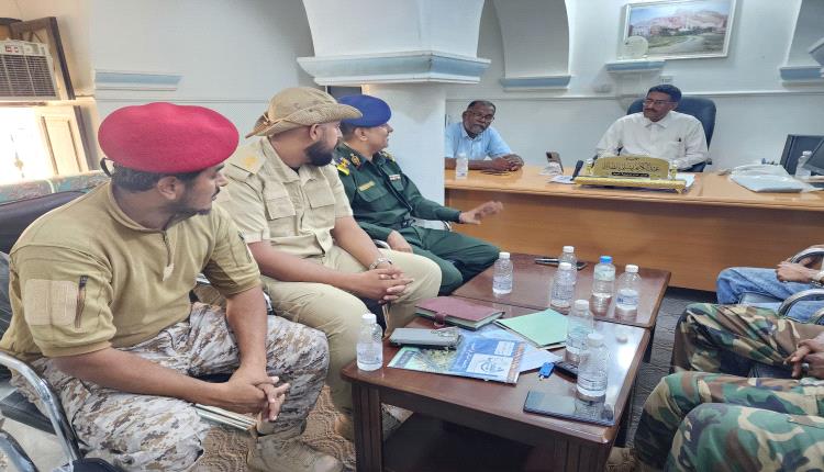مدير عام تريم يلتقي اللجنة الأمنية لمناقشة أوضاع النازحين وتعزيز الإجراءات الأمنية بالمديرية