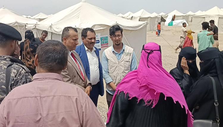 رئيس مجلس المستقبل الجنوبي بالعاصمة عدن يتفقد أحوال النازحين القادمين من المخا وباب المندب