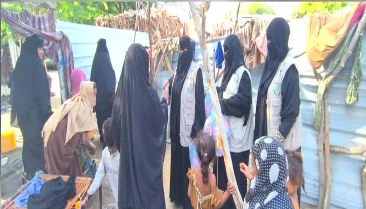 اتحاد نساء اليمن بأبين يُواصل دعمه الإنساني للنساء في مخيمات النزوح