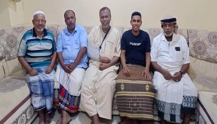 أعضاء مجلس الإدارة السابقة لنادي أهلي الغيل يطمئنون على صحة الرئيس السابق الإعلامي عمر فرج عُبّد