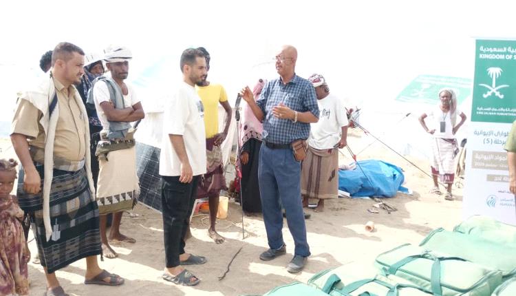 مدير إدارة الوحدة التنفيذية لإدارة مخيمات النازحين بمحافظة لحج يتفقد أوضاع النازحين في مخيم عتيرة 2 بمديرية تبن