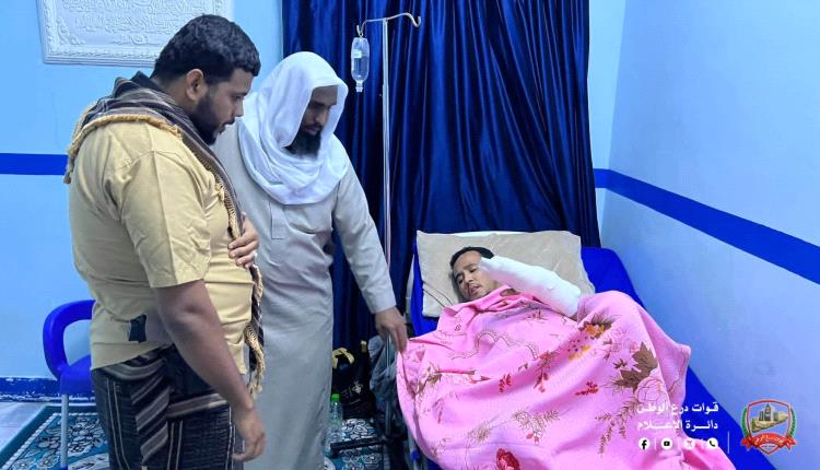 قيادة الفرقة الثانية تتفقد جرحى منتسبيها في مستشفى بن زيلع بسيئون