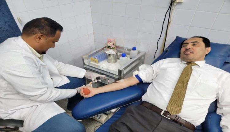 وزير الشباب والرياضة نايف البكري يتبرع بالدم ضمن الحملة الوطنية للتبرع بالدم في عدن