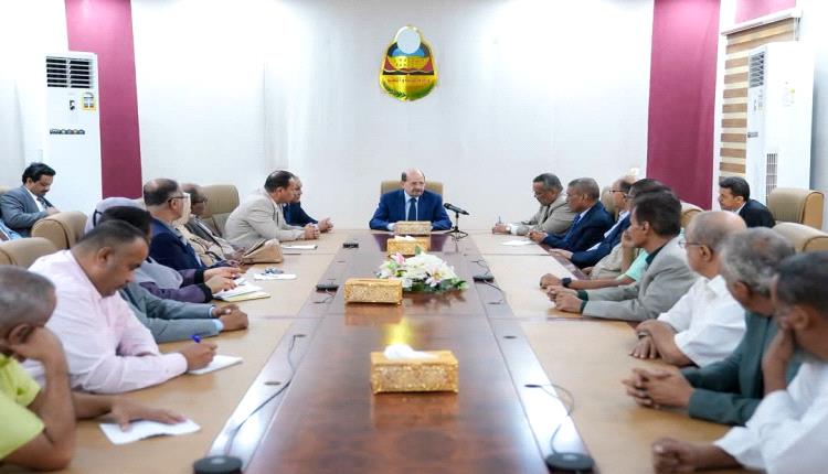 رئيس الوزراء يزور وزارة التربية والتعليم ويوجه بتعزيز الأداء واستيعاب الطلاب النازحين