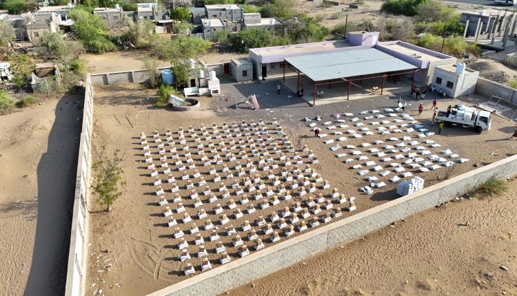 الهلال الأحمر اليمني بلحج يدشن توزيع مساعدات غذائية وإيوائية للأسر النازحة في مديرية الحوطة وتبن