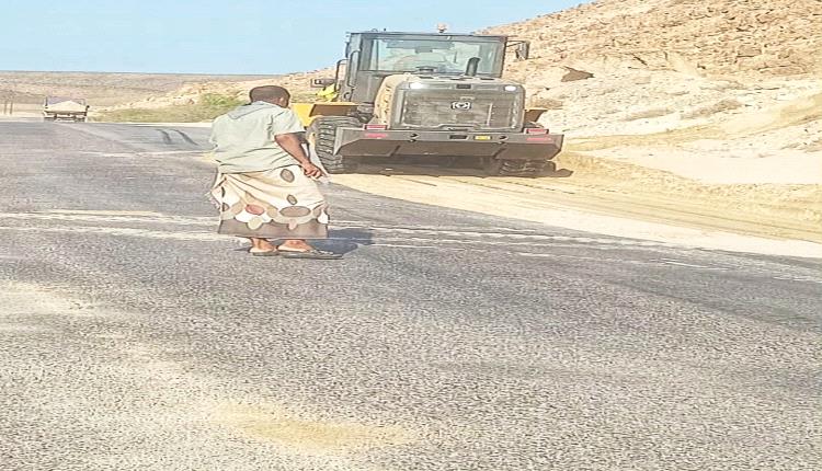 الشيخ عمر باقروان يقوم بأعمال ردم وإزالة الرمال بخطوط مديرية بروم ميفع بعد الأمطار