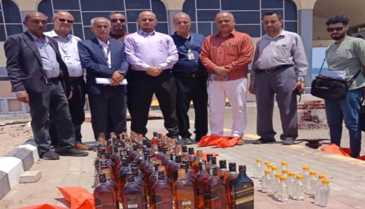 النيابة العامة تتلف 132 قارورة خمور مهربة ضُبطت عبر مطار عدن الدولي
