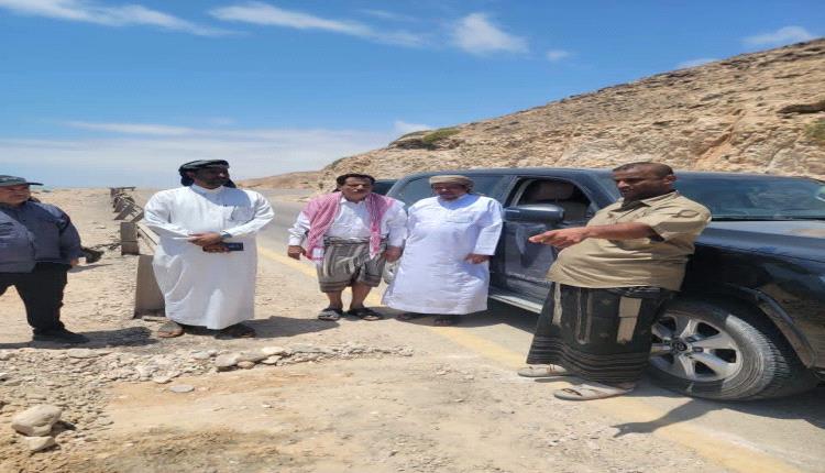 محافظ المهرة يتفقد أعمال المؤسسة العامة للطرق والجسور بطريق الغيضة – سيحوت