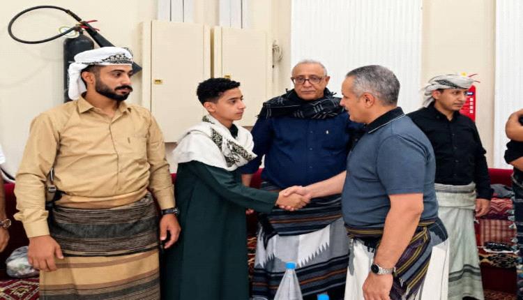 الوزير اليافعي يشارك أسرة الفقيد العميد محمد علي مهدي "سقراط" في استقبال جموع المعزين