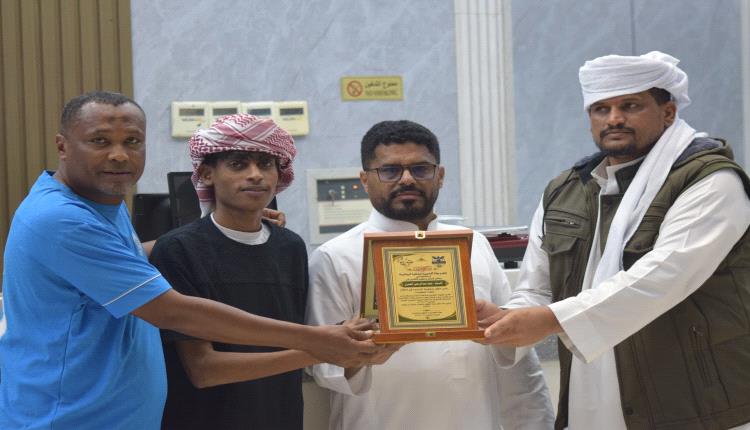 أكاديمية الحافرة الرياضية تكرّم مدير مطعم ومضغوط المراسيم بمكة