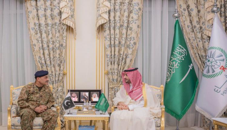 وزير الدفاع السعودي وقائد الجيش الباكستاني يبحثان الاعتداءات الآثمة التي استهدفت مكه والرد على الحوثيين