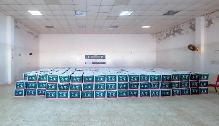 مركز الملك سلمان للإغاثة يوزع 550 سلة غذائية في منطقة الحامي بمديرية الشحر
