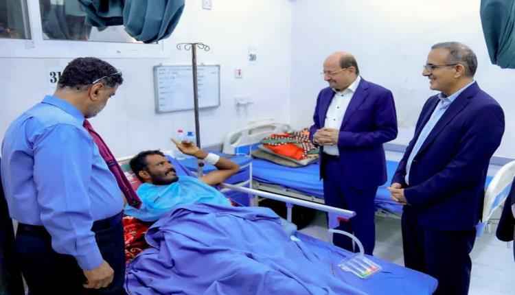 رئيس الوزراء يتفقد أوضاع الجرحى الابطال في مستشفى عبود العسكري بعدن ويؤكد ان تضحياتهم لن تذهب هدرا