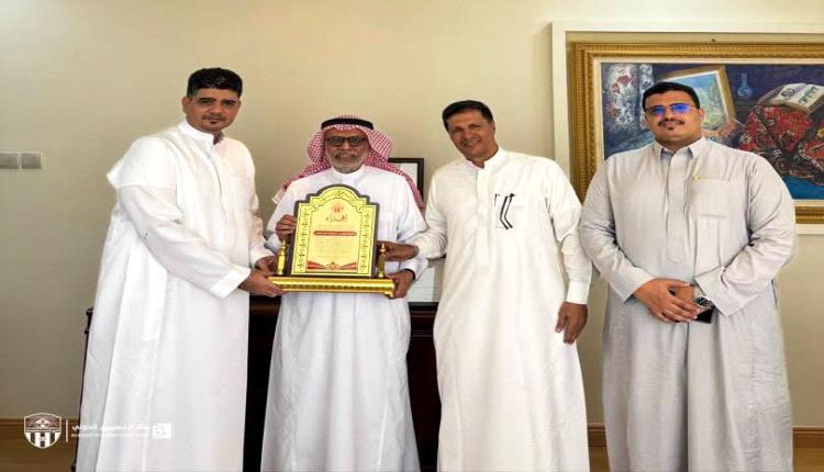 إدارة نادي شعب حضرموت تُكرّم رجل الأعمال المعروف الشيخ المهندس عبدالله أحمد بقشان تقديراً لأدواره المشهودة ودعمه السخي للنادي ومسيرة الشباب والتعليم