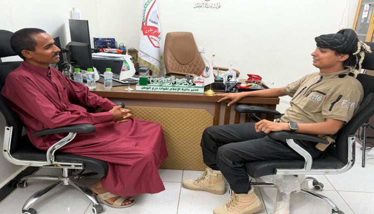 مدير إعلام قوات درع الوطن يلتقي بالصحفي علي المنصب ويشيد بجهوده الإعلامية
