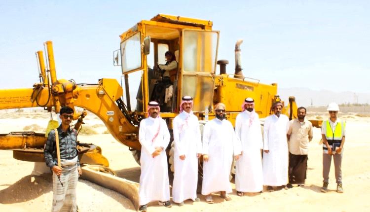 مدير عام حصوين وضابط الشؤون المدنية بالتحالف يتفقدان مشروع سفلتة الشوارع الداخلية بالمديرية