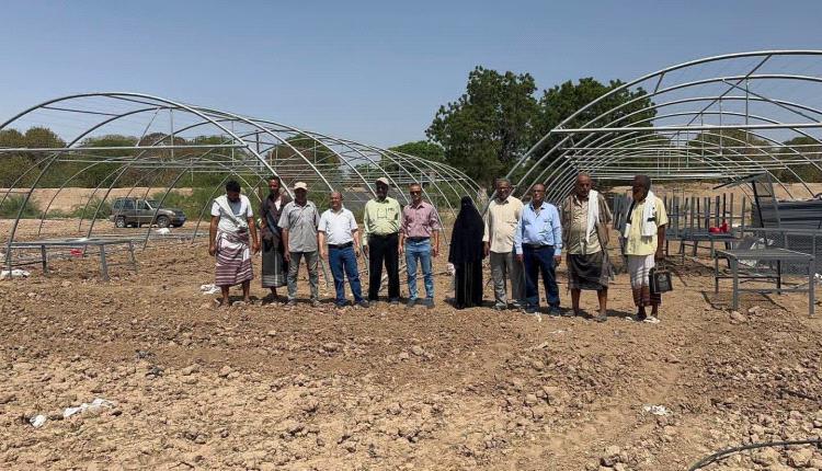 الإرشاد الزراعي والفاو يتفقدان أعمال تركيب البيوت المحمية في لحج