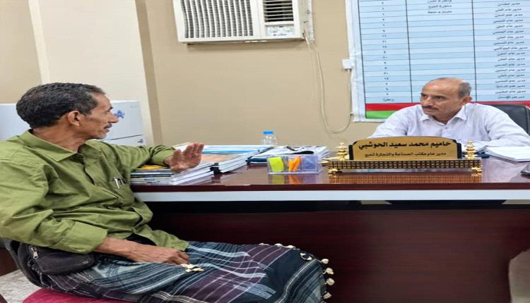 مدير عام صناعة لبعوس يبحث مع قيادة صناعة لحج أزمة تموين محطات كبار المستهلكين بالوقود