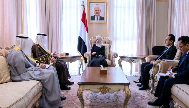 وزيرة الخارجية تبحث مع السفير الكويتي مستجدات الأوضاع وتعزيز التعاون الثنائي