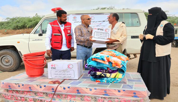 الهلال الأحمر اليمني بأبين يدشن توزيع المواد الغذائية والإيوائية للنازحين في خنفر وزنجبار