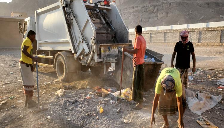 وحدة النظافة والتحسين بمديرية القطن تواصل تنفيذ برنامجها اليومي في تنظيف الشوارع والأحياء والأسواق