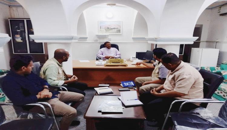 مدير عام تريم يلتقي لجنة مشروع التغذية المدرسية لبحث تدشين المشروع بالمديرية