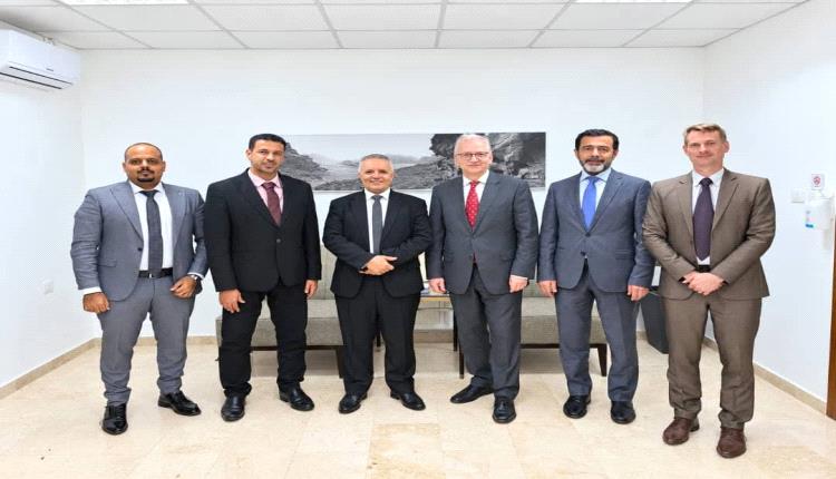 الوزير اليافعي يبحث مع السفير الألماني ومدير بنك التنمية الألماني دعم المؤسسات الوطنية وتطوير الخدمات الاجتماعية