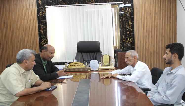 مدير عام المكلا يبحث مع نظيره بدوعن تعزيز التعاون المشترك