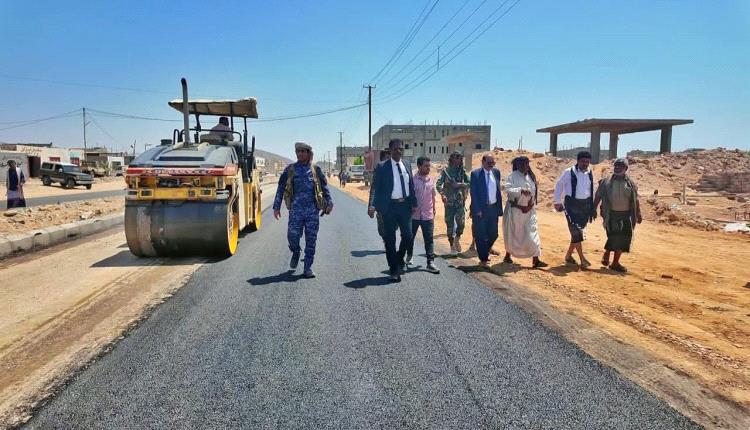شبوة.. الوكيل الدغاري يدشن أعمال الأسفلت للمرحلة الثانية من مشروع تأهيل الشارع الرئيسي ويتفقد مستشفى عزان العام