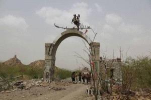 مصادر ميدانية: مليشيا الحوثي تفرض سيطرتها على معسكر خالد بن الوليد في موزع