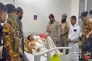 قائد اللواء الأول بالفرقة الثالثة يتفقد الجرحى ويؤكد الاهتمام بهم