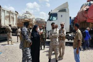 نيابة الصناعة والتجارة بعدن تحقق في شحنة أسمدة منتهية الصلاحية