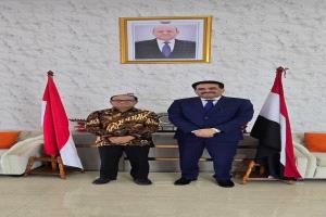 السفير بلفقيه يستقبل رئيس الجامعة الإسلامية العالمية في إندونيسيا