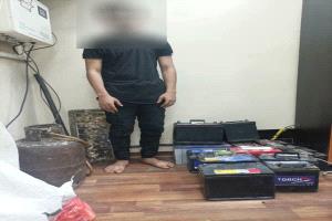 شرطة المعلا تلقي القبض على متهماً بسرقة بطاريات السيارات وتستعيد المسروقات.